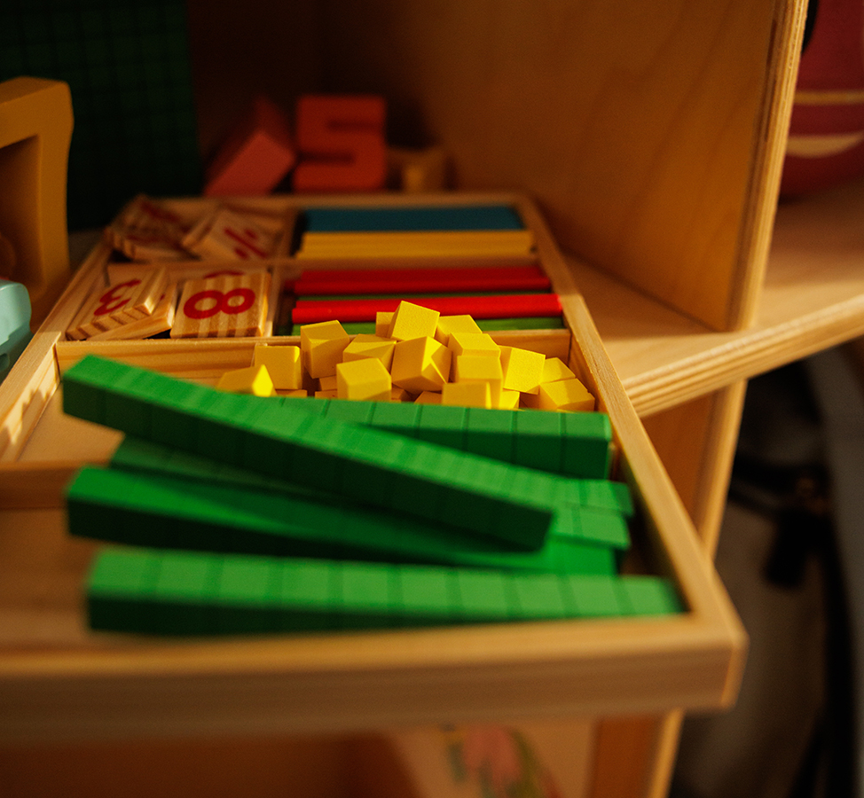 Matériel éducatif coloré en bois