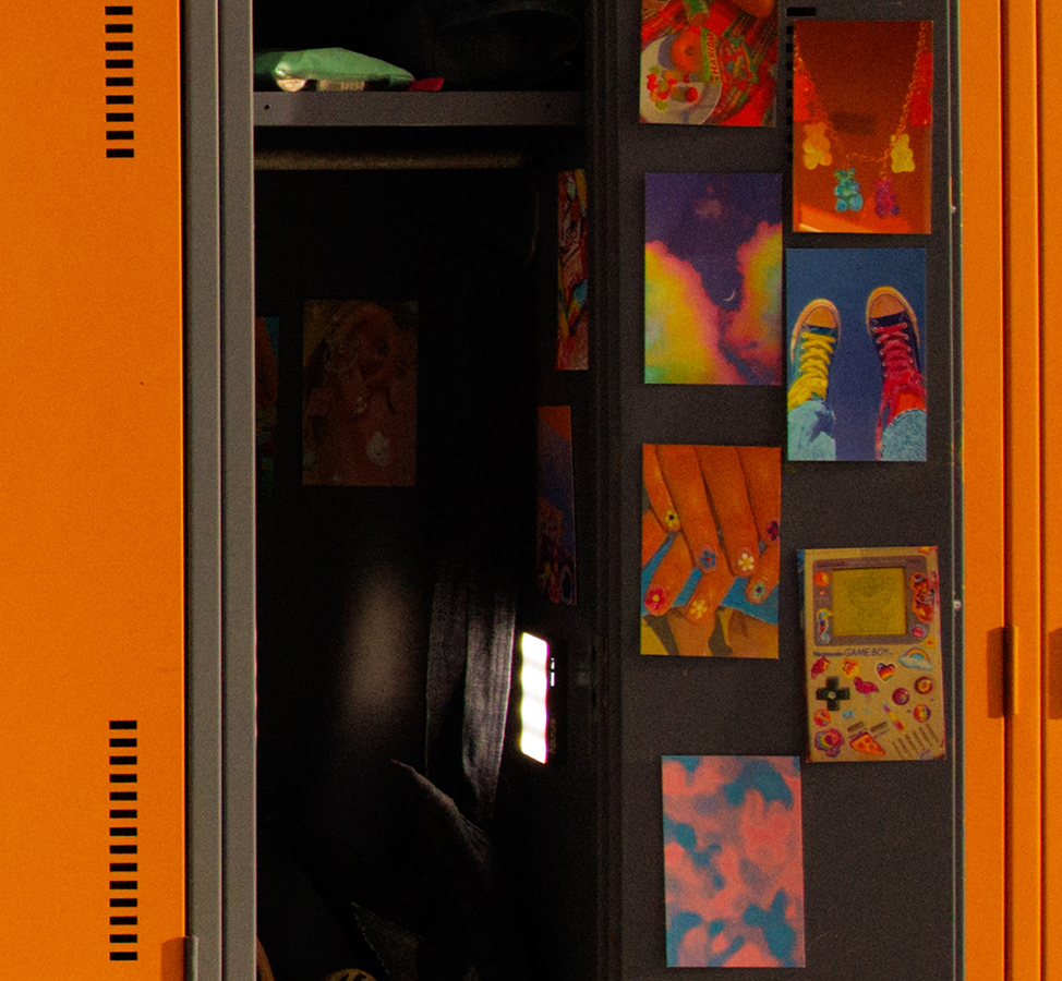 Casier scolaire décoré de créations colorées