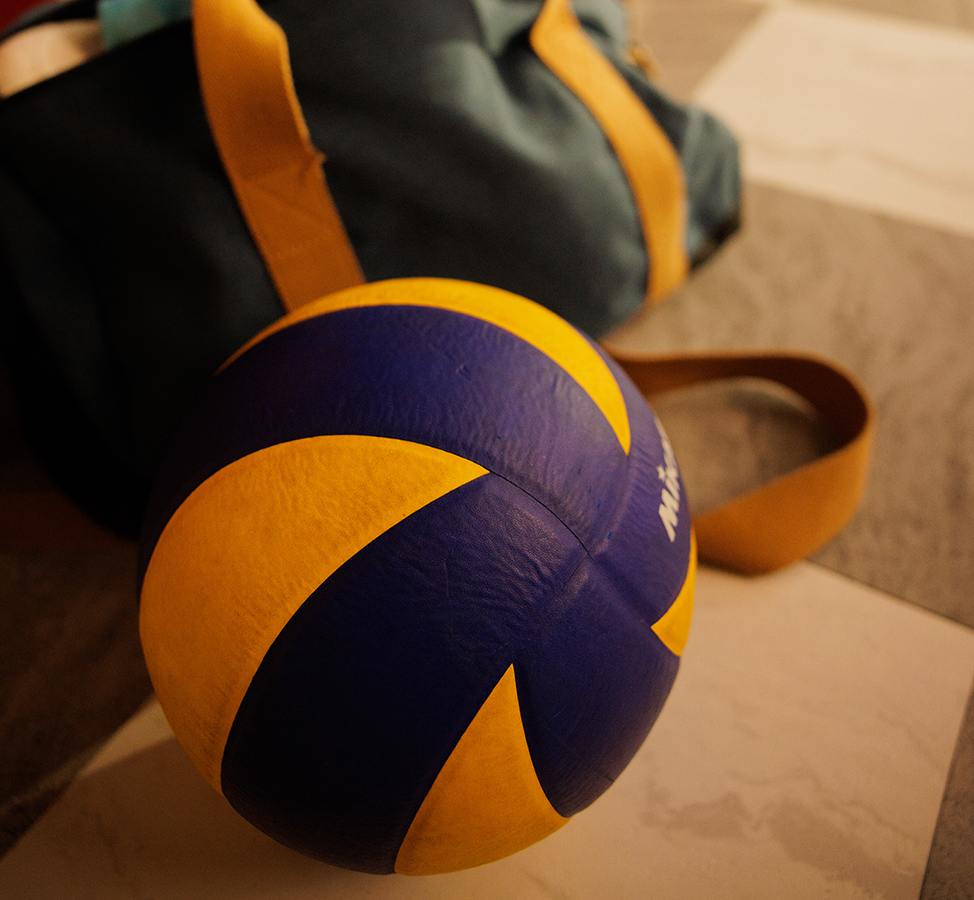 Ballon de volleyball devant un sac de sport